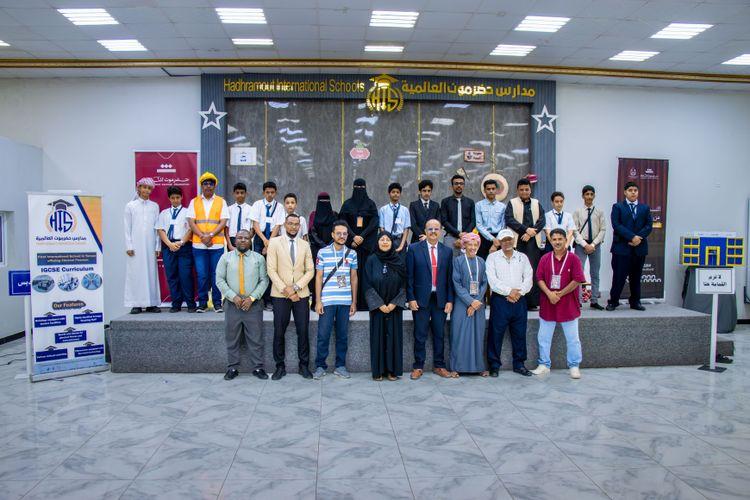 طلاب مدارس حضرموت العالمية يشاركون في المنافسات المسرحية بساحل حضرموت
