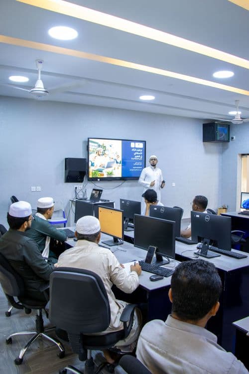 مدارس حضرموت العالمية تقيم دورتين نوعيتين في توظيف الذكاء الاصطناعي في التعليم بالشراكة مع مركز بحوث حضرموت -جامعة الأحقاف