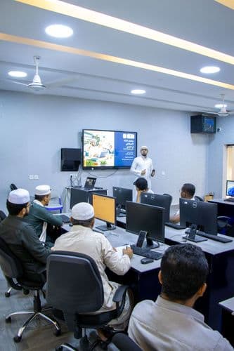 مدارس حضرموت العالمية تقيم دورتين نوعيتين في توظيف الذكاء الاصطناعي في التعليم بالشراكة مع مركز بحوث حضرموت -جامعة الأحقاف